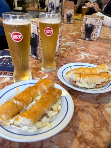 Gazela Cachorrinho Porto hot dogs beer